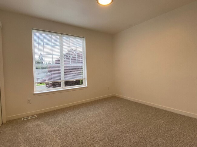 Building Photo - Stylish 4 Bedroom, 2 Bathroom Home with Gr...