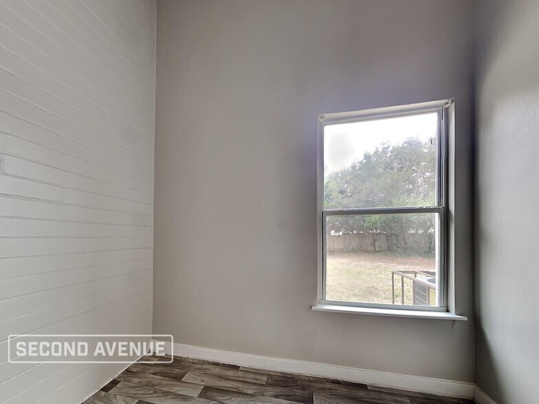 Building Photo - 3815 Rendale Dr N