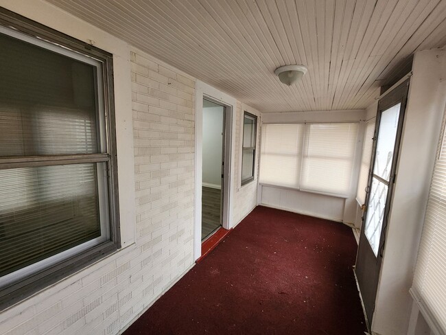 Building Photo - Adorable 2 bedroom 1 bath with spacious closets, detached garage, and updated floors!!