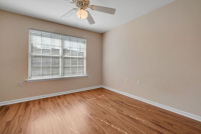 Building Photo - Spacious 3 Bedroom Townhome with Fireplace & Deck