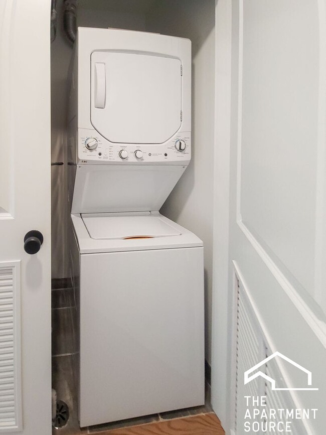 Building Photo - 2020 W Montrose Ave