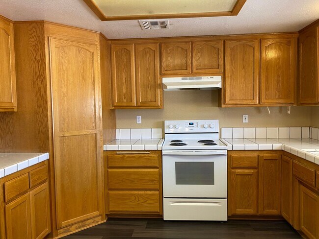 Building Photo - COUNTRY PLACE II U3 - Bluebird Avenue