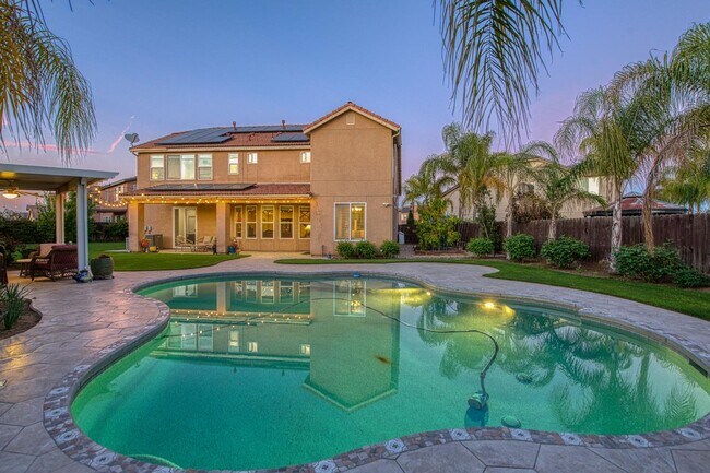 Building Photo - Spacious Home on Oversized Lot with Pool and Solar!