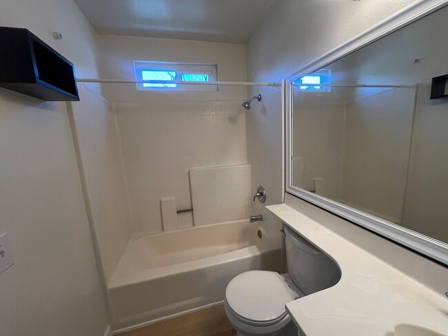 Building Photo - Amazing 2 Bed/3 Bath home in Chino!