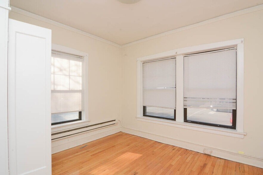 Building Photo - 1033 Dempster St