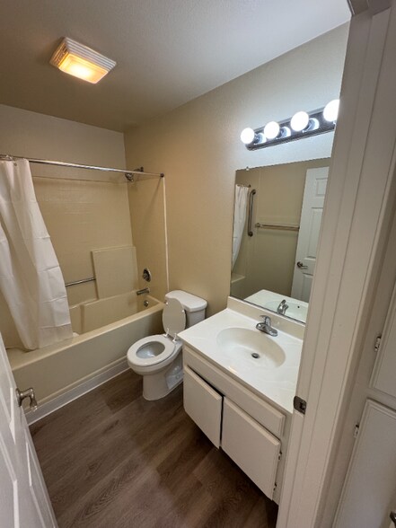 Building Photo - 515 E Elmwood Ave