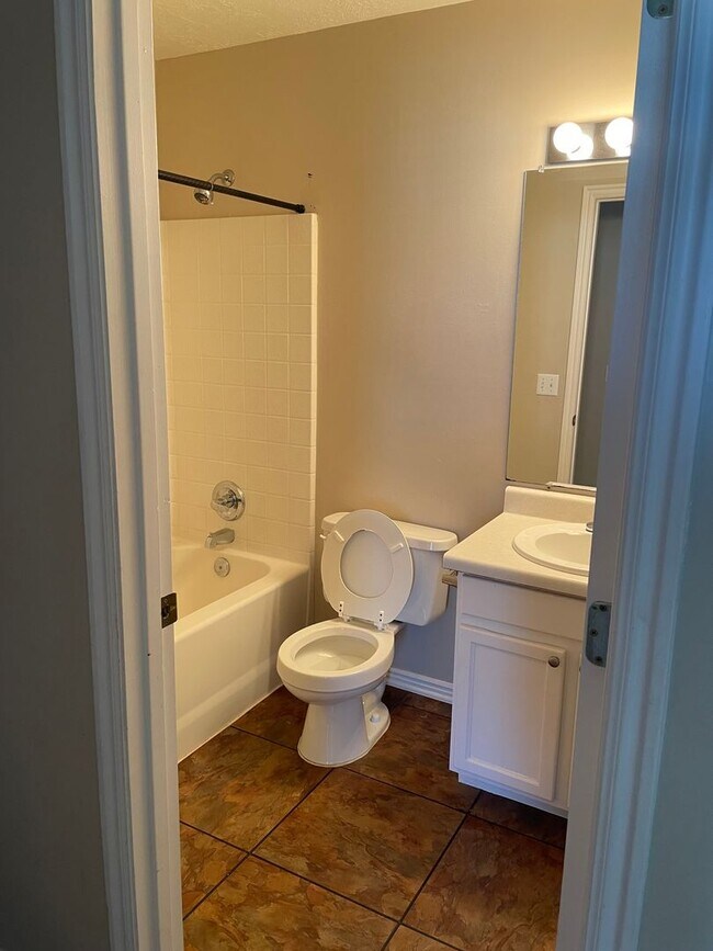 Building Photo - BEAUIFUL TOWNHOME!!!