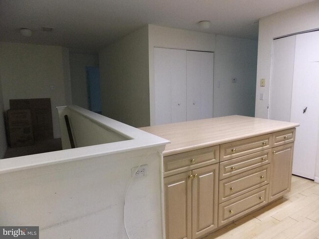 Building Photo - 1700 Oakwood Terrace