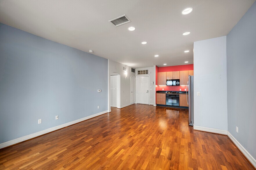 Building Photo - 525 11th Ave