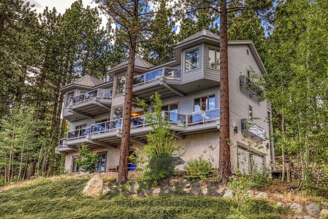 Building Photo - Beautiful Home w Peek Lakeview!