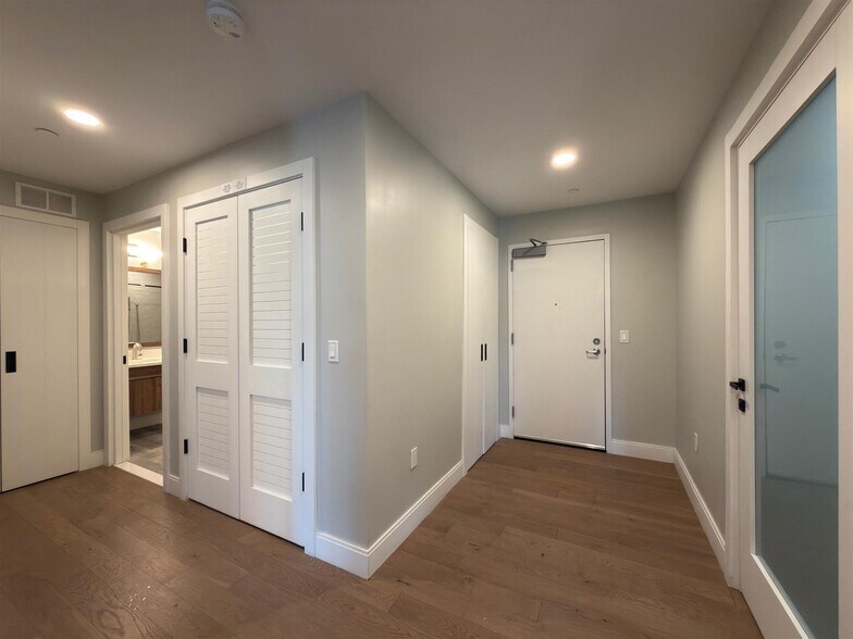 Building Photo - 15 Central St