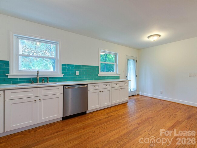 Building Photo - 5646 Oak Dr