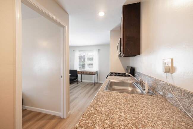 Building Photo - Don't miss the chance to rent this fully f...