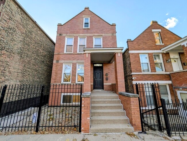 Primary Photo - 3334 S May St