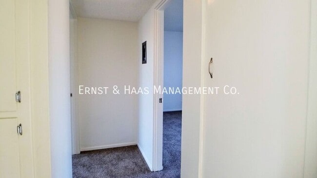 Building Photo - 3690 Country Club Dr