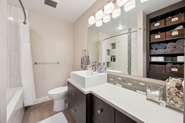Building Photo - Normandy Park - Modern and Spacious!