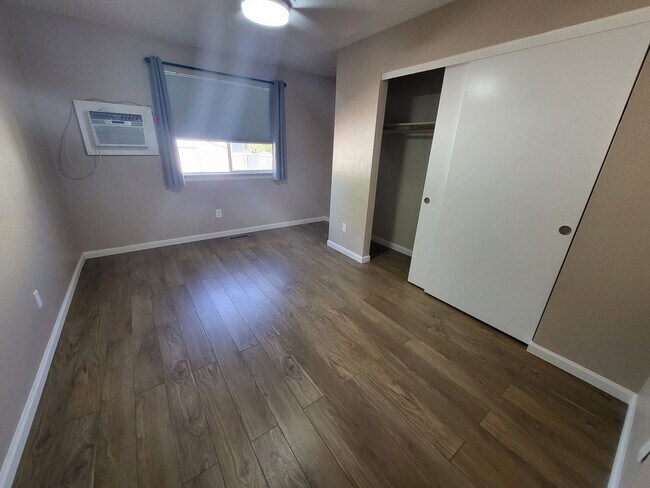 Building Photo - NIG0201&gt;**