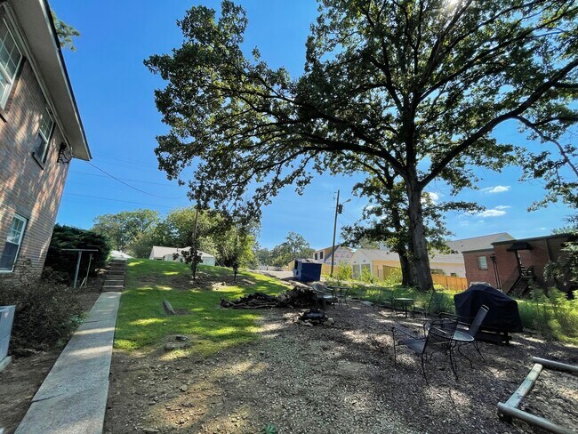 Shared backyard - 1900 Courtney Dr