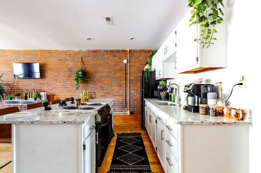 Building Photo - 1180 N High St