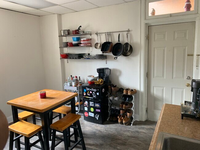 Kitchen - 997 Neil Ave