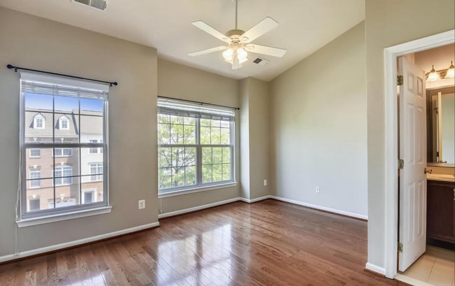 Building Photo - Stunning 2bd/2.5ba TH nestled within the prestigious Belmont Country Club!