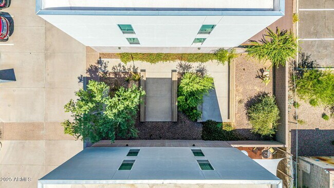 Building Photo - 727 E Portland St