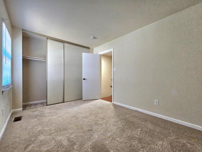 Building Photo - 8561 Southlawn Ct