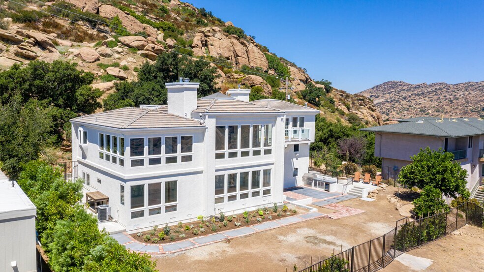 Building Photo - 1112 Mesa Dr