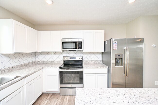 Building Photo - 5697 Julia Kate Dr