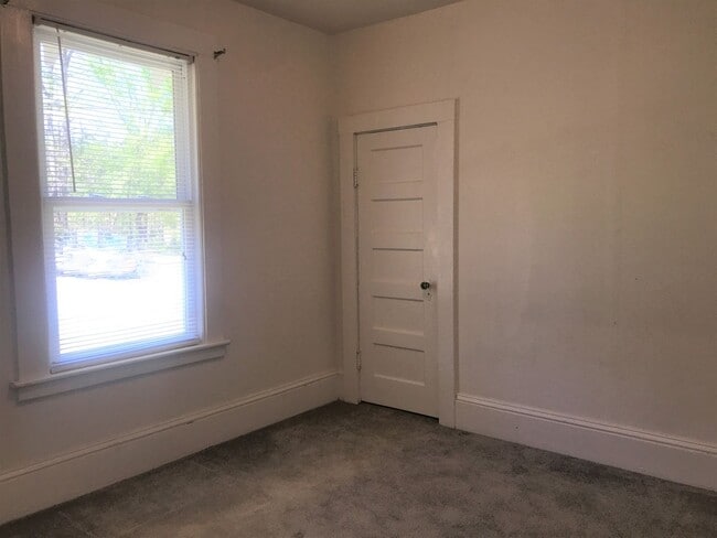 Building Photo - Country Living Rental located just off Int...
