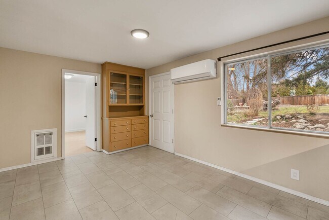 Building Photo - 4 Bedroom Home with Covered Parking & Fenced Backyard