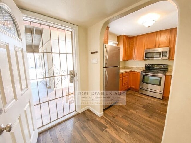 Building Photo - Super Charming 2 Bedroom 2 Bathroom Townhouse