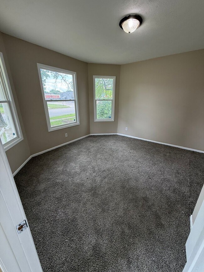 Building Photo - Updated 6 bedroom 2 bath home!