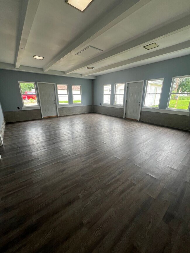 Building Photo - Spacious 2 bedroom home!