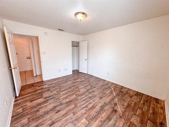 Building Photo - 4209 Thunder Creek Dr