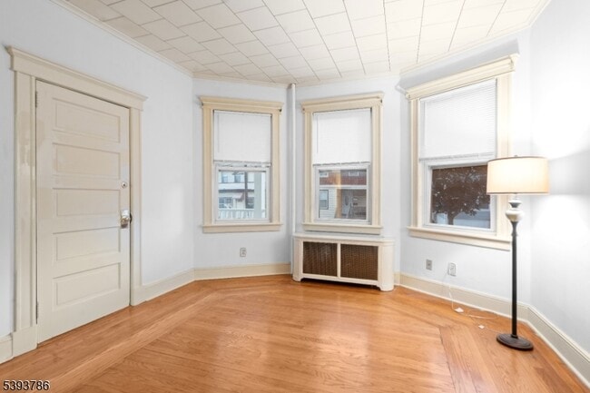 Building Photo - 76 Planten Ave