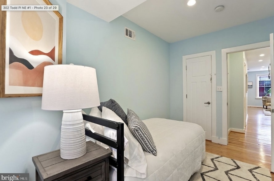 Building Photo - 302 Todd Pl NE