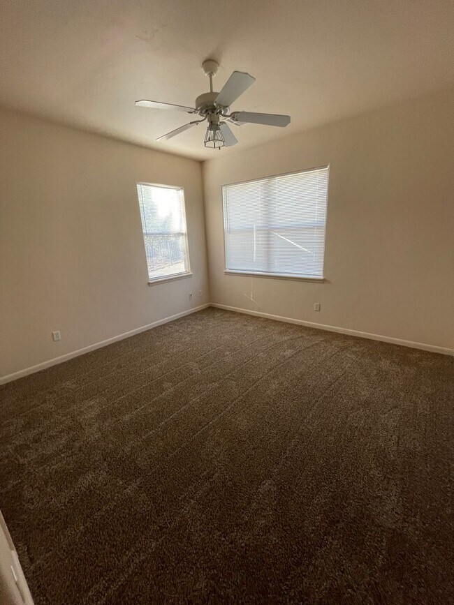 Building Photo - Beautiful 3 Bedroom/2.5 Bath w/ Office off...