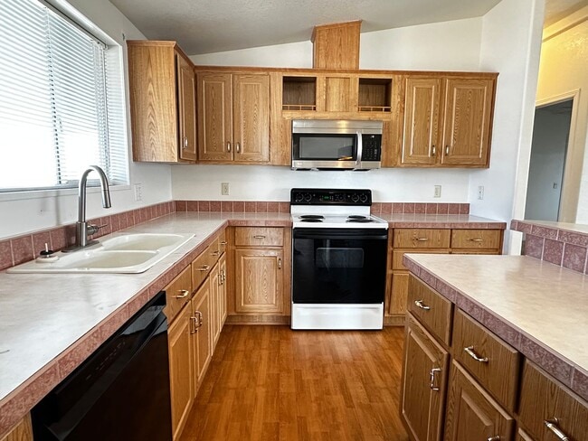 Building Photo - Coolidge 3 Bedroom 2 Bathroom Home Under $1,500!