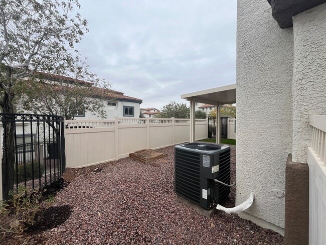 Building Photo - Beautiful 3 bedroom home