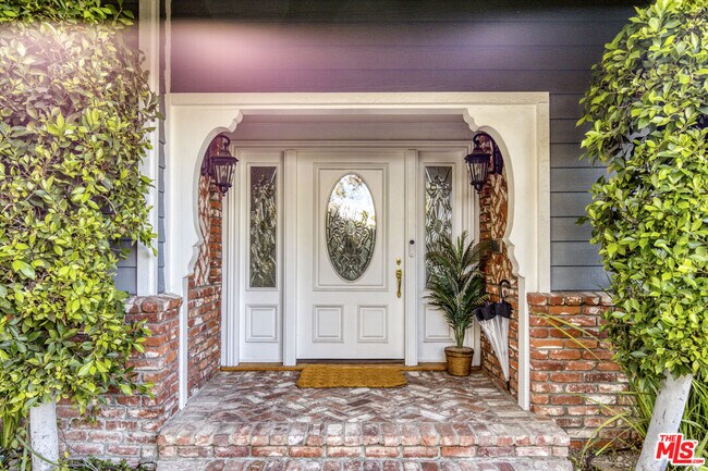 Building Photo - 3690 Crownridge Dr