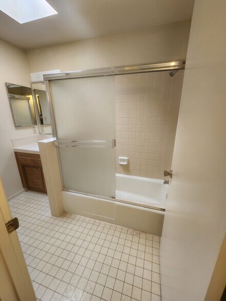 Building Photo - 5913 Auburn Oaks Dr