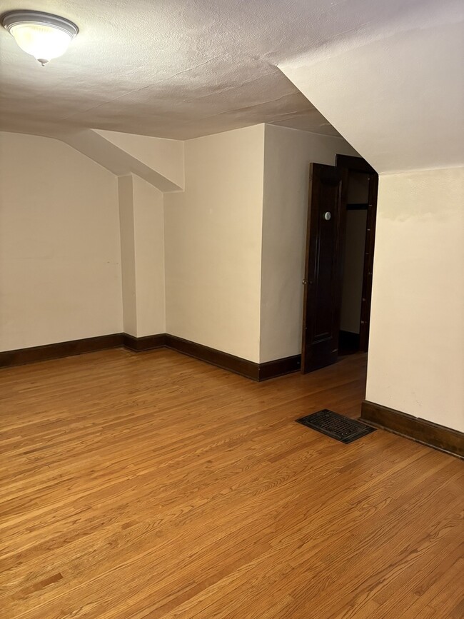Building Photo - 168 Harding St
