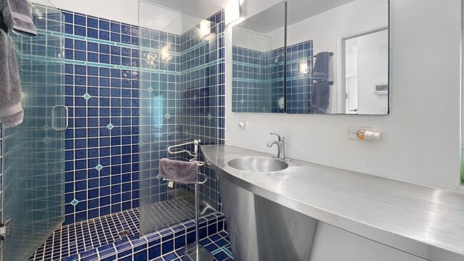 Building Photo - Light-Filled Home with Beautiful Garden & 2-Car Garage