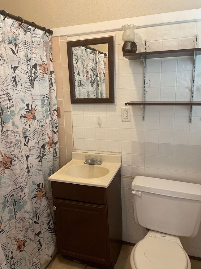 Building Photo - Ready for immediate move in ! 1/1 in Babso...