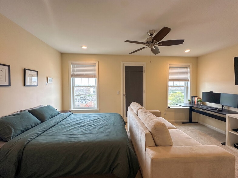 Top floor primary bedroom - 77 Faywood Ave