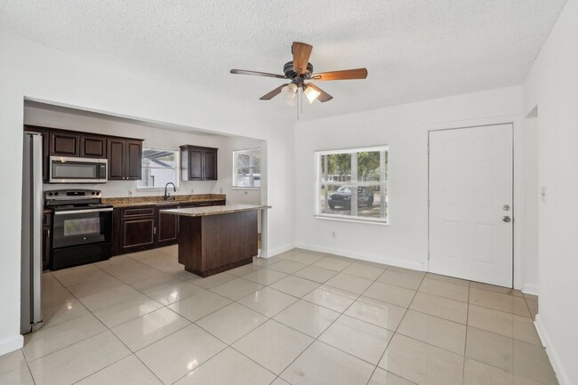 Building Photo - 2-Bedroom, 1.5-Bathroom Home in Tampa – Pe...