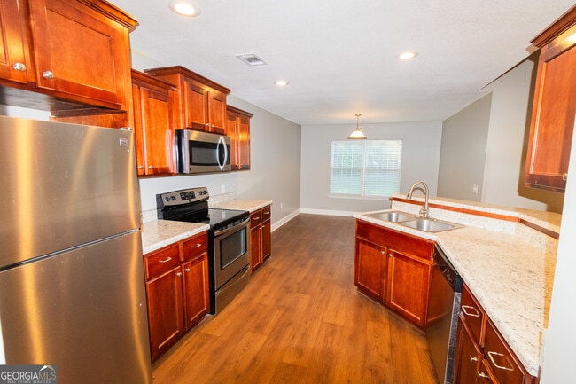 Building Photo - 173 Stillwater Dr