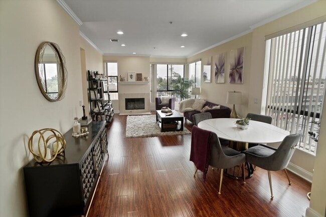 Building Photo - 6938 Laurel Canyon Blvd