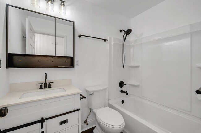 Building Photo - Freshly Remodeled 4 Bedroom 2 Bathroom Single Family Home.